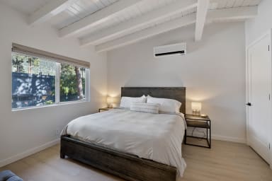 King-size bed, sleeps 2 (Cool Gel Chill memory foam mattress)