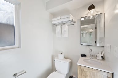 Bathroom with rain shower and high-end toiletries