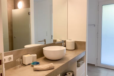 private bathroom of the 3-bed basement bedroom