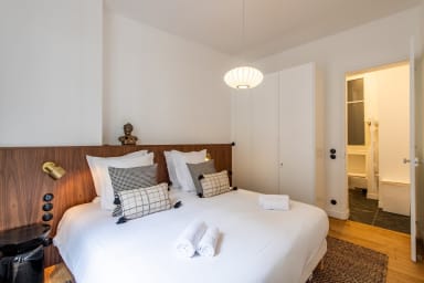 Chambre 2 avec lit king size (180x200) et salle de bain privative