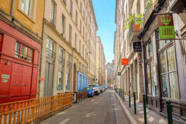 Stationnement libre tout autour de la copropriété 