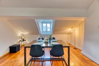 Table à manger et nécessaire de cuisine