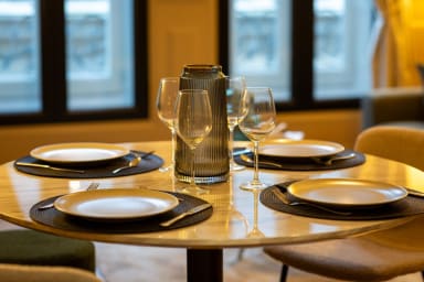 Table à manger et nécessaire de cuisine