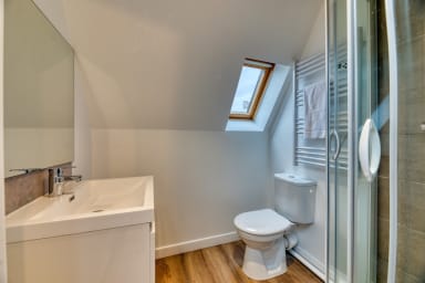 Salle de douche avec WC