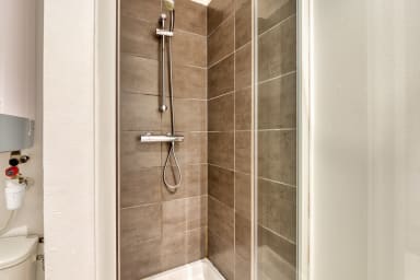 Salle de douche avec WC