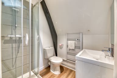 Salle de douche avec WC