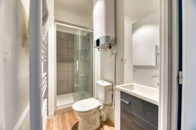 Salle de douche avec WC