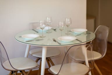 Table à manger et nécessaire de cuisine