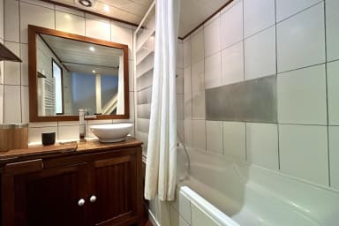 Salle de Bain avec baignoire