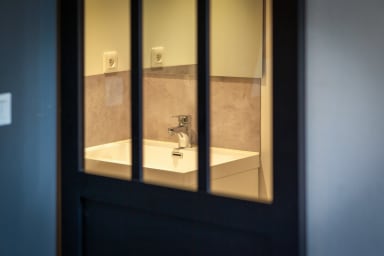 Salle de douche avec WC