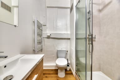 Salle de douche avec WC