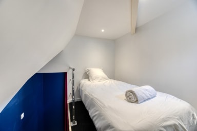 Chambre avec lit simple en mezzanine
