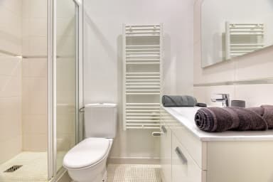 Salle de douche avec WC