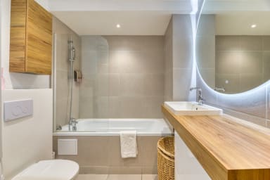 Salle de Bain avec baignoire