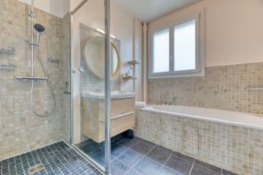Salle de Bain avec baignoire