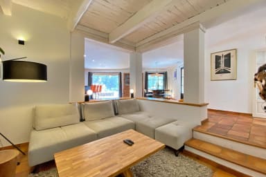 Salon avec TV et cheminée