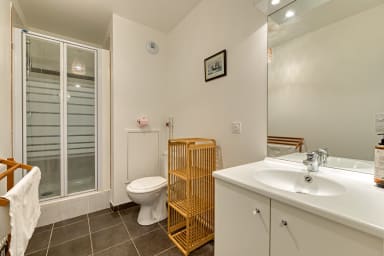Salle de douche avec WC