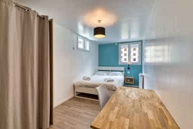 Chambre avec bureau
