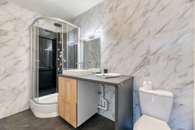 Salle de douche avec WC