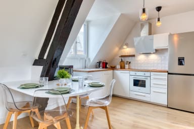 Table à manger et nécessaire de cuisine