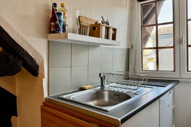 Cuisine ouverte sur séjour aménagée et équipée