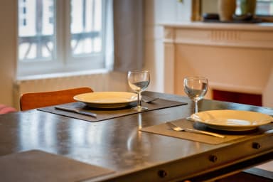 Table à manger et nécessaire de cuisine