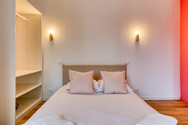 Chambre avec rangements