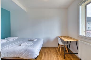 Chambre avec bureau