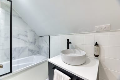 Salle de Bain avec baignoire