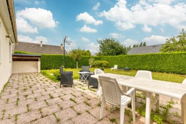 Jardin privatif avec table