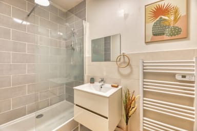 Salle de Bain avec baignoire