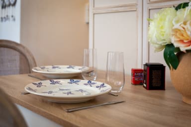 Table à manger et nécessaire de cuisine