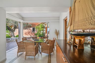 location-famille-prestigieuse-villa-boussole-cote-dazur-salle-a-manger