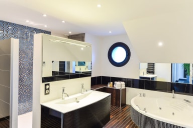 Salle de bain Balnéo/Jacuzzi attenante à la suite parentale