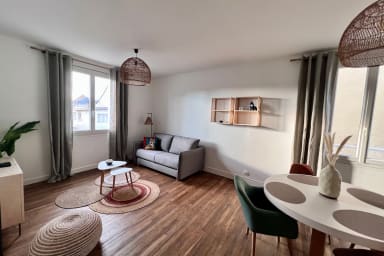 Pièce à vivre avec canapé lit convertible (véritable matelas 140cm)