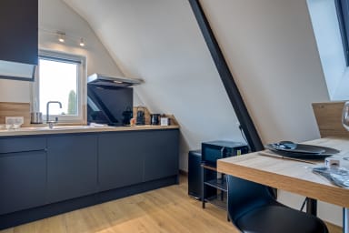 Cuisine ouverte sur séjour aménagée et équipée