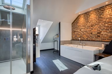 Salle de bain avec douche et. baignoire