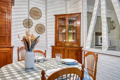 Table à manger et nécessaire de cuisine