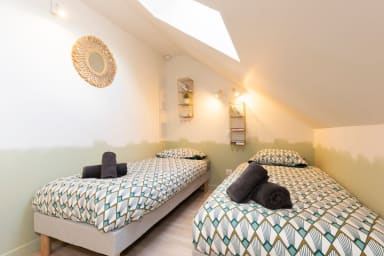 Vue d'ensemble: lit, décoration, luminaires.