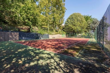 Extérieur et son court de tennis