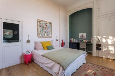 Deuxième chambre équipée d'un lit Queen Size avec salle de bain attenante