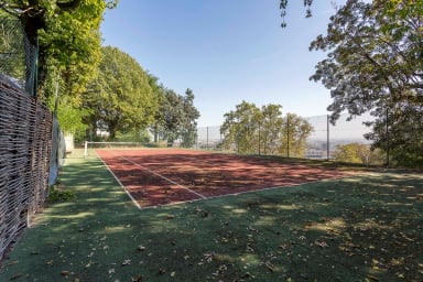 Extérieur et son court de tennis