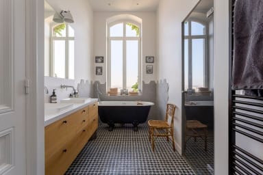 Première salle de bain équipée de 2 vasques, un sèche serviette, une douche...