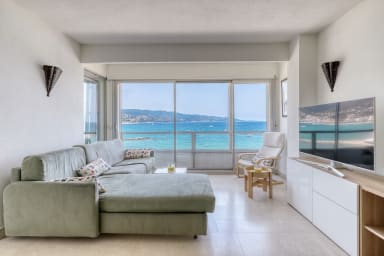 Séjour vue mer et coin TV