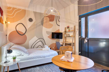 Espace chambre dans le studio avec lit double