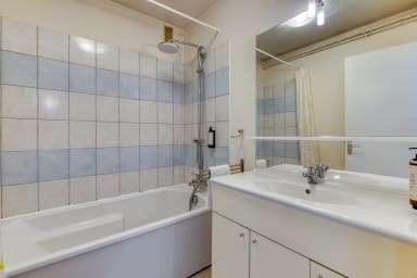 Salle de bain avec baignoire