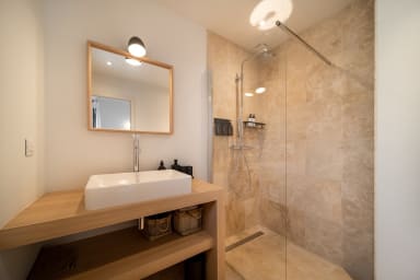 salle de bain attenante chambre RDC