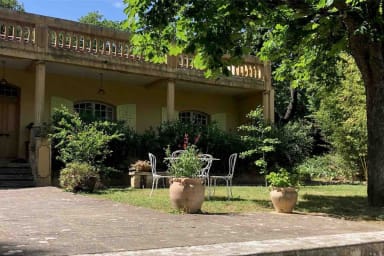Arrivée par le grand escalier devant la maison. Exposition est, sud-est.