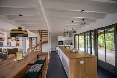 Pièce de vie, lumineuse : salon, salle à manger, cuisine.