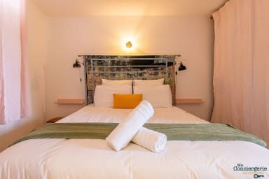 une petite chambre avec un lit 160cm avec sa salle d'eau attenante et placard...